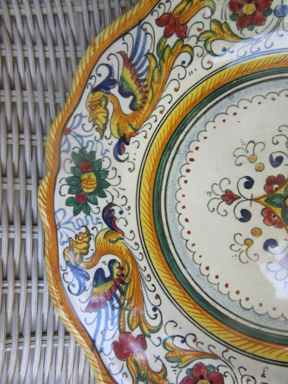 Antiker kleiner Keramikteller aus Deruta, Italien, Durchmesser 21 cm, Raffaellesco-Muster – Dekorative Objekte (photo 4 of 7)