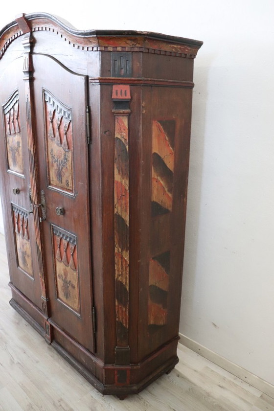 Image 1 of Armario Antiguo Tirolés con Secretos, Madera de Pino Pintada a Mano, Siglo XIX