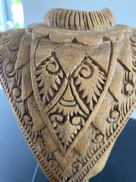 Image 1 of Statuetta in legno intagliato di corazza, altezza 17 cm