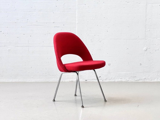 Image 1 of Eero Saarinen für Knoll International – Executive Chair mit rotem Stoffbezug, vertrieben durch Wohnbedarf Roche Basel, 1960er Ja