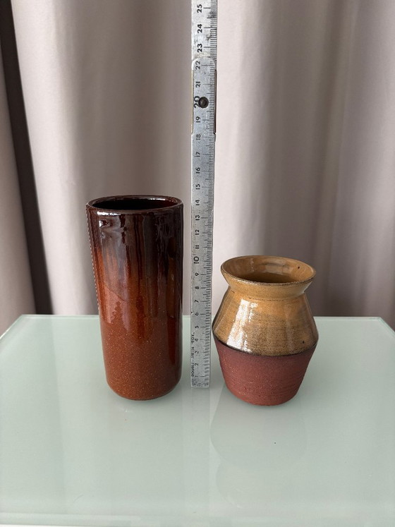 Dos jarrones de cerámica, marrón y dorado (foto 5 de 7)
