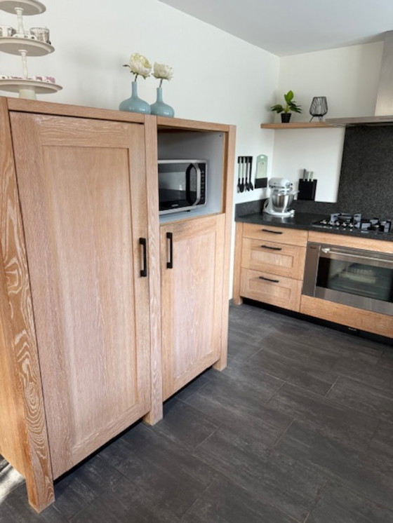 Image 1 of Luxury kitchen solid French oak & granite Paul van de Kooi