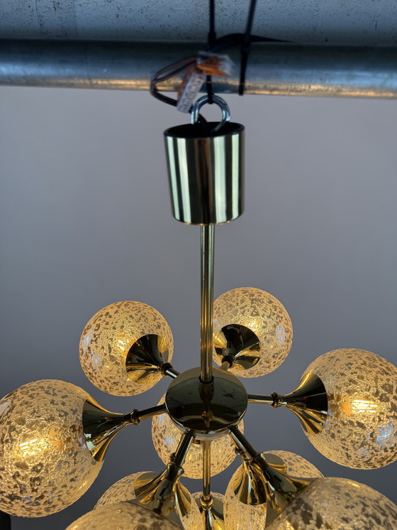 Image 1 of Superbe lustre en laiton et verre ambré des années 1970 - L'élégance de l'ère spatiale