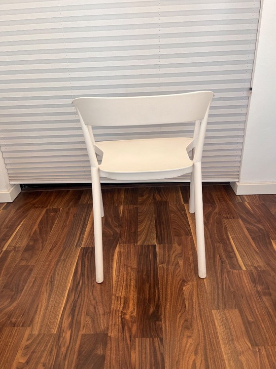 Image 1 of Silla de diseño blanca con reposabrazos + cojín de pelo incluido
