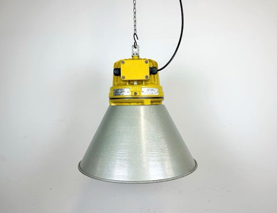 Image 1 of Gele industriële explosieveilige lamp met aluminium kap, jaren 90