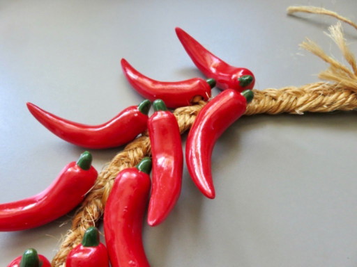 Ghirlanda di peperoni rossi di Espelette in ceramica, un souvenir dei Paesi Baschi.