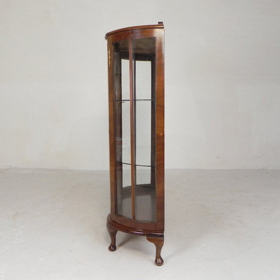 Image 1 of Engelse Art Deco vitrinekast op sierlijke poten, jaren 30