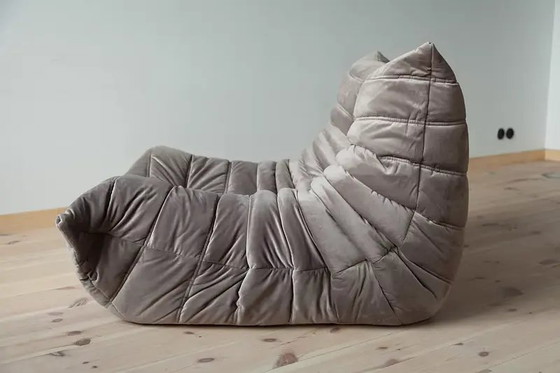 Togo fauteuil in warmgrijs fluweel – Michael Ducaroy, Textile, Velvet (photo 4 of 10)