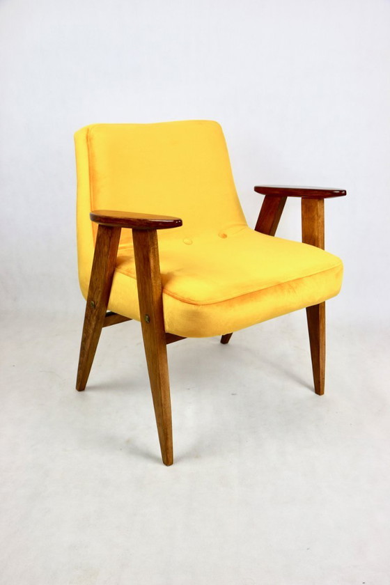 Image 1 of Gelbgoldener Sessel Modell 366 von Józef Chierowski, 1970er Jahre
