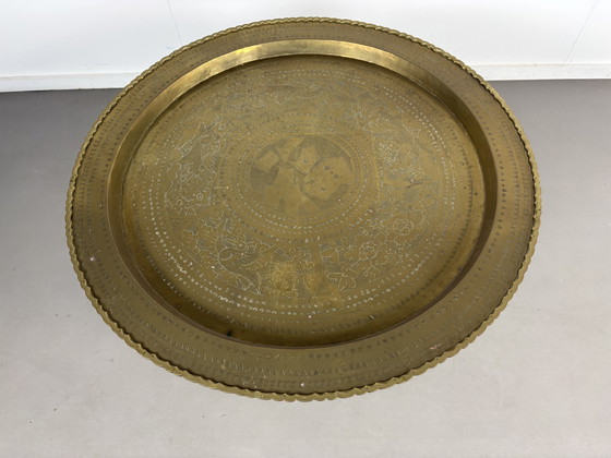 Image 1 of Oriental vintage round coffee table with walnut base and brass tray, 1970s