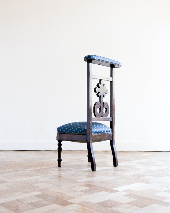 Image 1 of Sedia da preghiera antica con rivestimento in seta blu: pezzo unico ed elegante