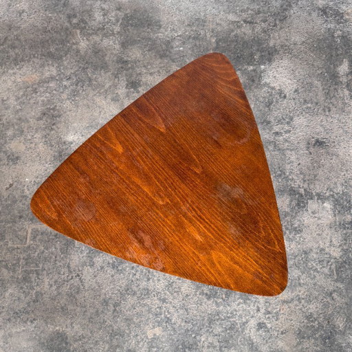 Mesa de centro triangular, década de 1960.