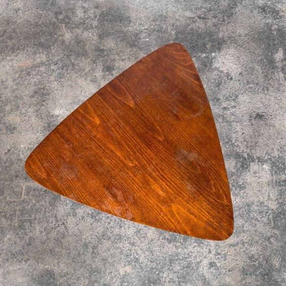 Image 1 of Mesa de centro triangular, década de 1960.