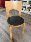 Mesa de comedor Alvar Aalto con 4 sofás