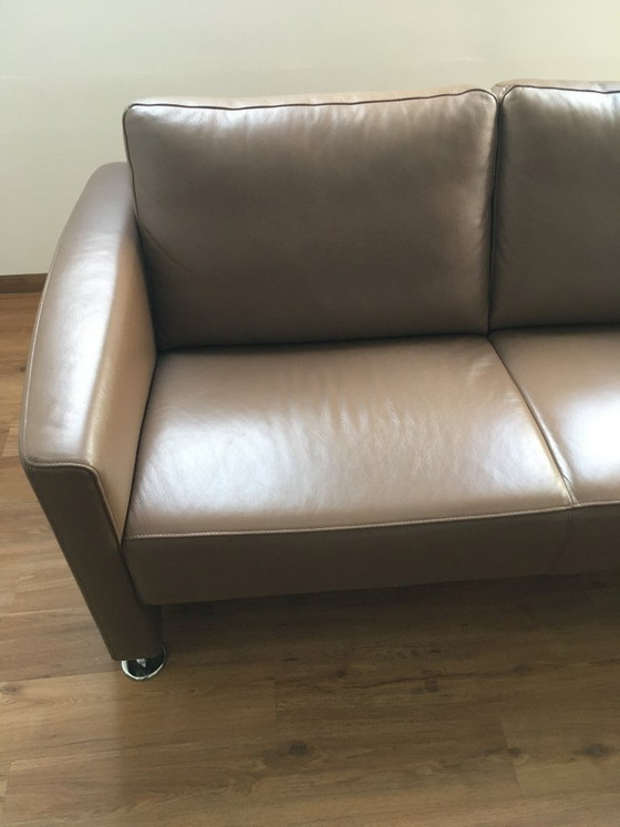 Image 1 of Zweisitziges Designer-Ledersofa von Touché in neuwertigem Zustand.
