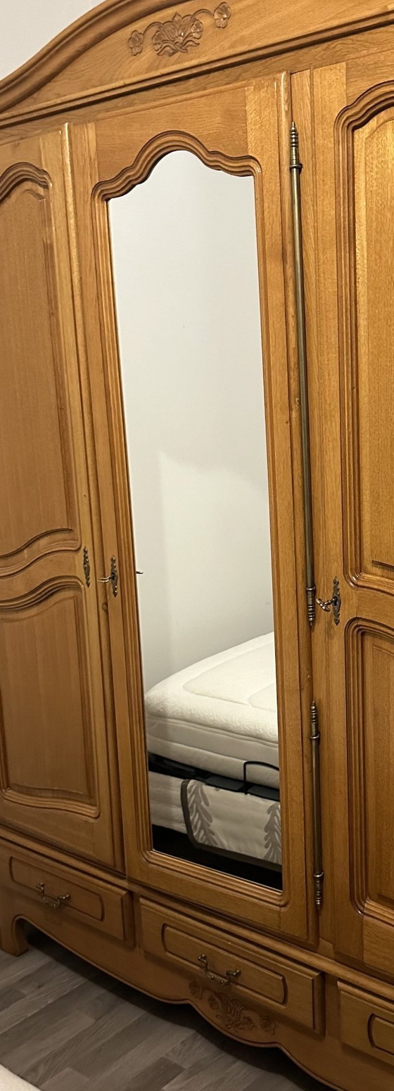 Image 1 of Armario grande de roble macizo de 3 puertas y 3 cajones