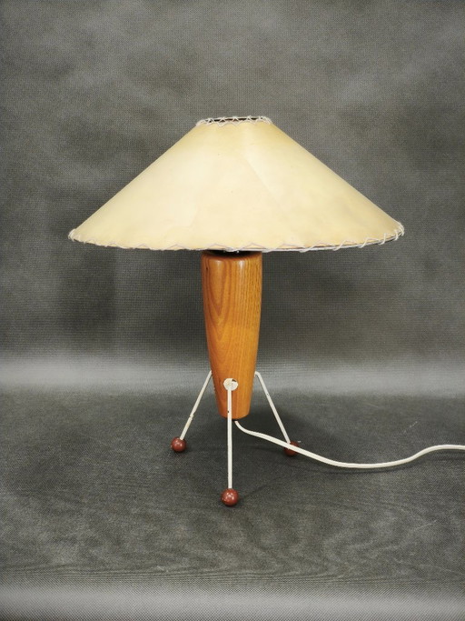 Lampe de table trépied en bois style « ère spatiale » des années 1960 avec abat-jour d'origine, Tchécoslovaquie – tafellampen