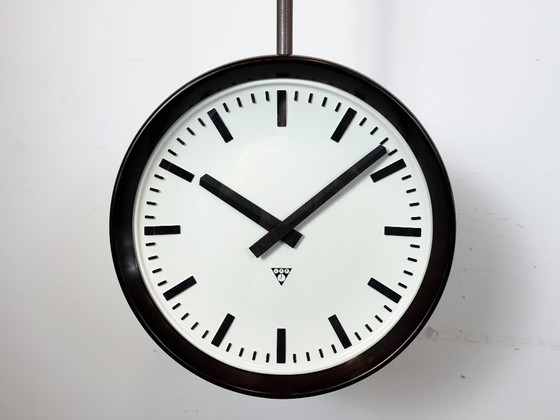 Image 1 of Grote industriële bakelieten dubbelzijdige fabrieksklok van Pragotron, jaren 50