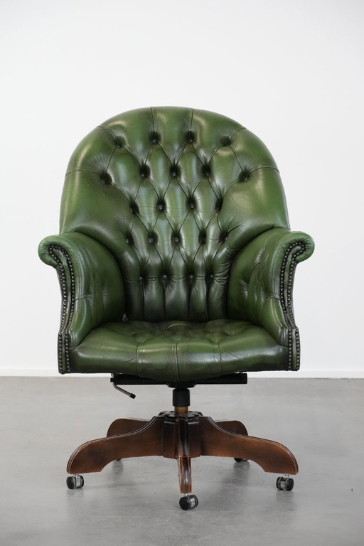 Grand fauteuil de bureau Chesterfield en cuir de vachette vert de style anglais, sur roulettes et à dossier haut.