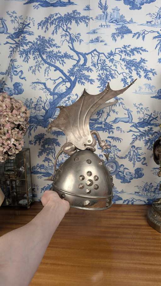 Casque fantastique en métal de Sigurd au Dragon, accessoire d'Opéra du XIXème
