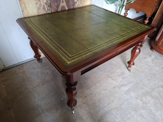 Image 1 of Scrivania antica, con piano in pelle intarsiata, con 2 cassetti. Dimensioni: 130x115 cm e altezza 74 cm.