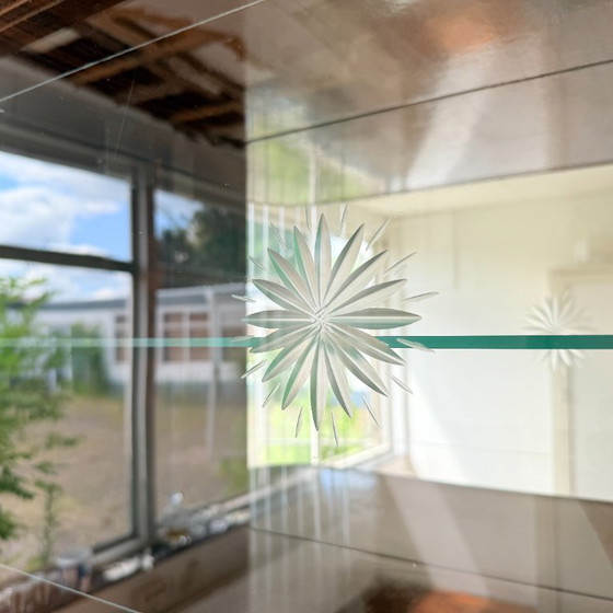 Image 1 of Vetrina pensile di lusso in legno con elementi in vetro