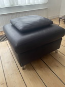 Deux fauteuils Machalke bleu foncé avec pouf et coussin amovible
