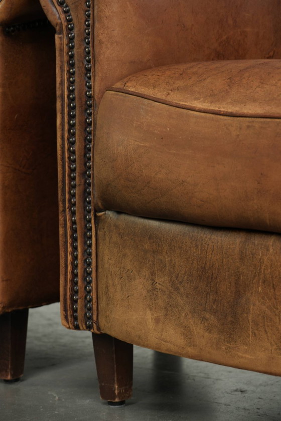 Ensemble robuste de fauteuils club vintage en cuir de mouton avec un bel aspect vieilli et une grande allure (photo 13 of 15)