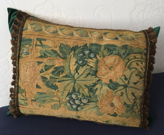 Image 1 of Cuscino in tessuto del XVI secolo con decorazioni floreali e di frutta.