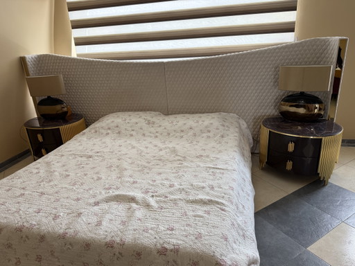 Luxe Hotel Chic Slaapkamer Set – Complete Set met Groot Hoofdbord, Spiegel en Nachtkastjes
