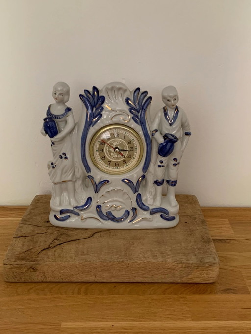 Pendule de cheminée vintage à quartz en porcelaine avec figurine de couple