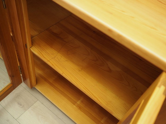 Image 1 of Vitrine en pin, design danois, années 1980, production : Danemark