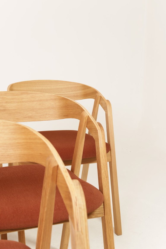 Image 1 of Moderne set van 6 eetkamerstoelen van natuurlijk eikenhout met terracotta bekleding.