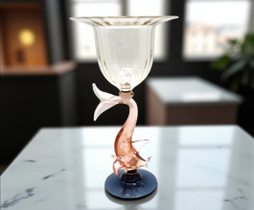 Murano - Künstlerischer Kelch - geblasenes Glas mit rosa Delphinstiel und blauem Sockel, signiert