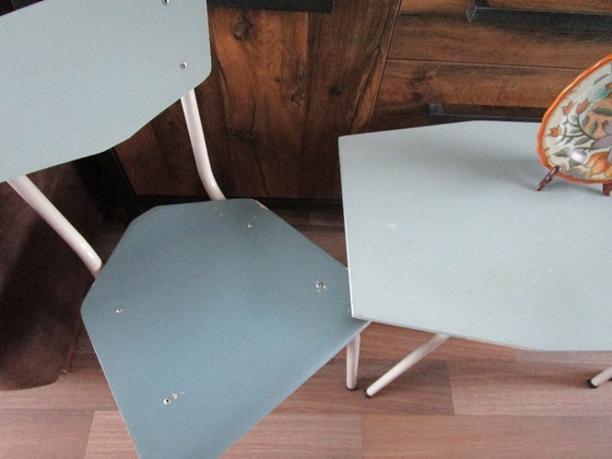 Image 1 of Ensemble d'appoint composé de 2 chaises et d'une table, années 1950.