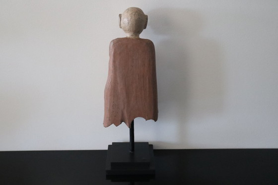 Image 1 of Statue en bois sculptée à la main représentant un moine