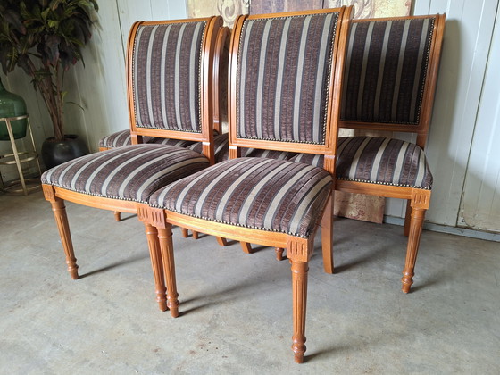 Image 1 of Klassieke kersenhouten eetkamerstoelen licht gebruikssporen bekleding afm: 51x46m en 100cm hoog. Zithoogte 46cm.
