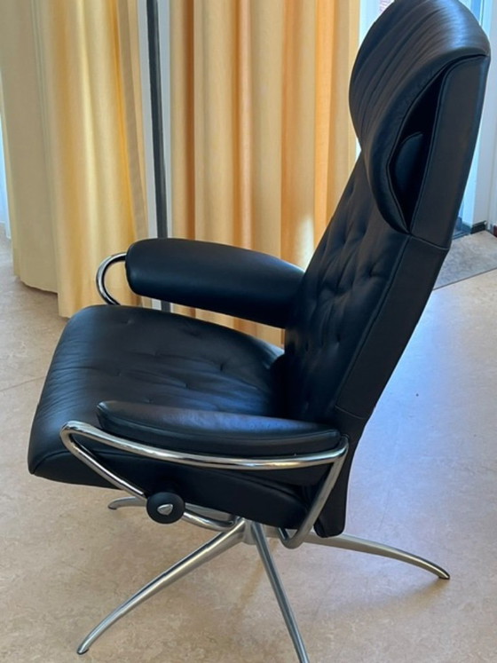 Stressless Metro M High Back adjustable recliner chair + ottoman in black leather (photo 9 of 10)