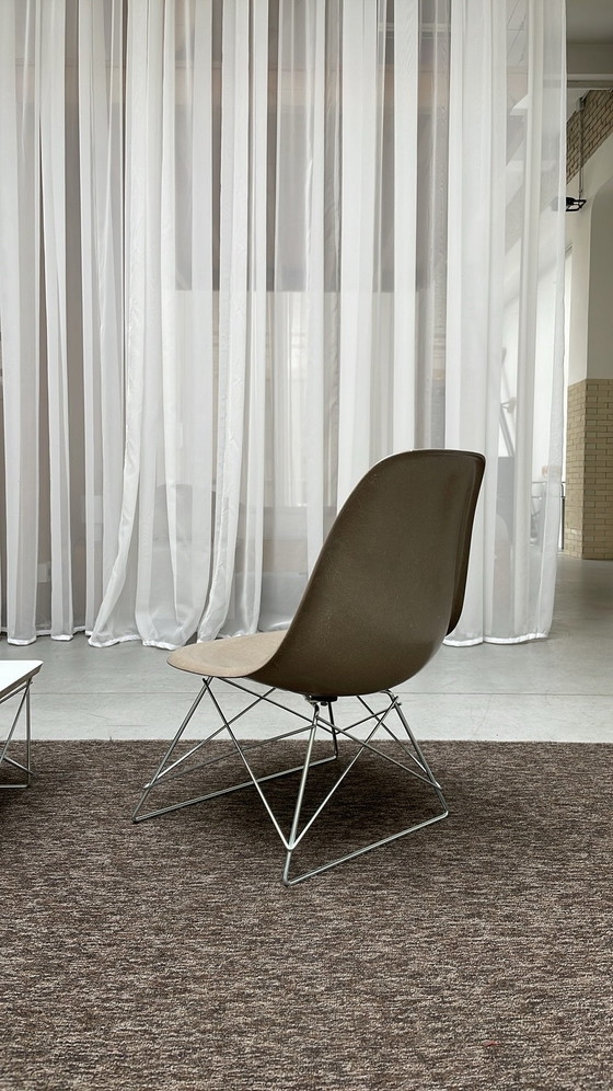 1x Herman Miller Eames LKR lounge chair, Chairs and lounge chairs, Chrome, Fiberglass, Beige (photo 4 of 10)