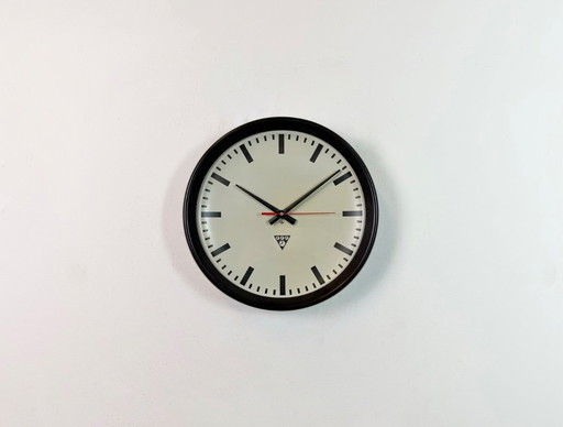 Horloge murale industrielle en bakélite brune de Pragotron, années 1960
