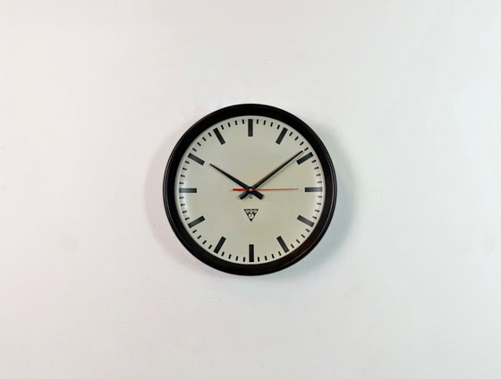 Image 1 of Horloge murale industrielle en bakélite brune de Pragotron, années 1960
