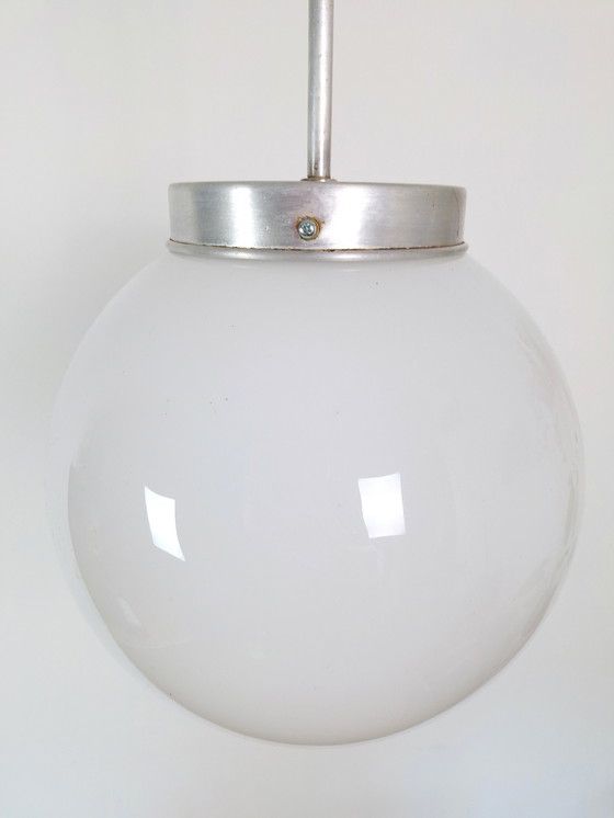 Image 1 of Lampe pendante vintage Globe Opaline, plafonnier de style Bauhaus