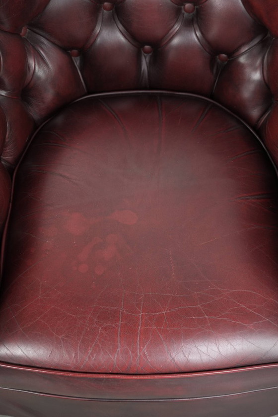 Prachtige rundleren chesterfield clubfauteuil in een schitterende rode kleur in klassieke Engelse stijl (photo 6 of 13)