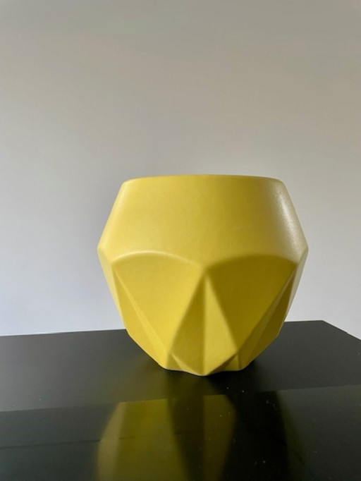 Pot de fleurs design à facettes géométriques jaunes