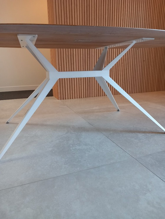 Image 1 of Table ovale Seuren 2,40/1,10 avec plateau en chêne massif et piètement papillon