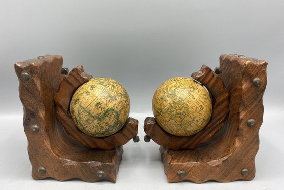 Image 1 of Vintage Globe Boekensteunen – Massief houten boekensteunen met draaiende wereldbollen – Bibliotheekdecoratie in mid-century stij