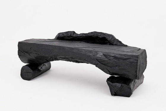 Image 1 of Bank van massief verkoold hout van Logniture – een organisch, modern en sculpturaal zitmeubel.