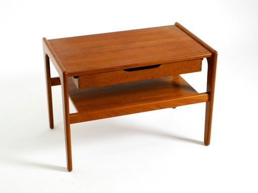 Table d'appoint danoise en teck avec tiroir, style milieu du XXe siècle, signée Salin Nyborg, vers 1960.