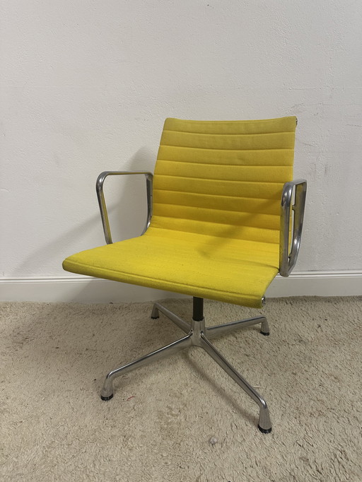 Silla de aluminio Vitra EA 107 amarilla