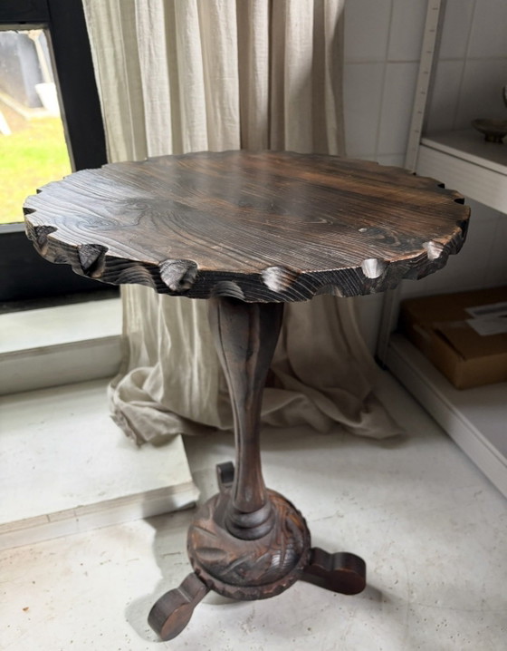 Spanischer brutalistischer Dreibeinhocker, 2er-Set – Holz (photo 5 of 6)